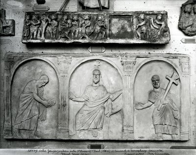 Oben: Deckel eines Sarkophags, der Adam und Eva, Daniel und Jona darstellt; Unten: Christus auf dem Thron mit St. Peter und St. Paul von Paleo Christian